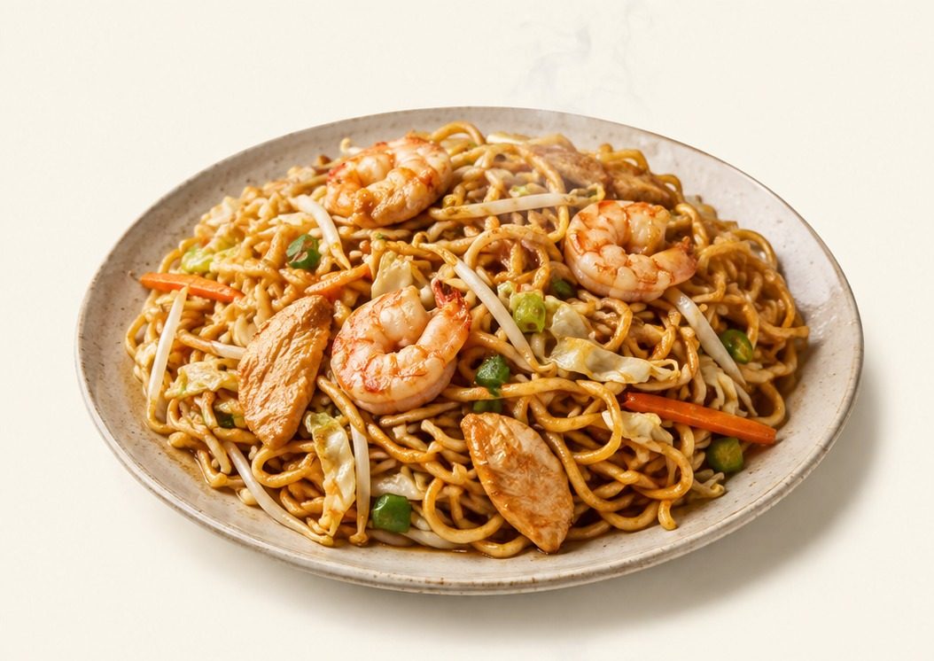 Gebratene Nudeln mit Garnelen und Hühnerfleisch